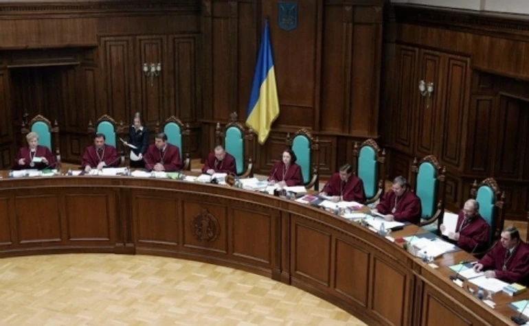 Приборкання норовливого КСУ, нові посади і ще трохи санкцій, дещо важливе про публічні консультації