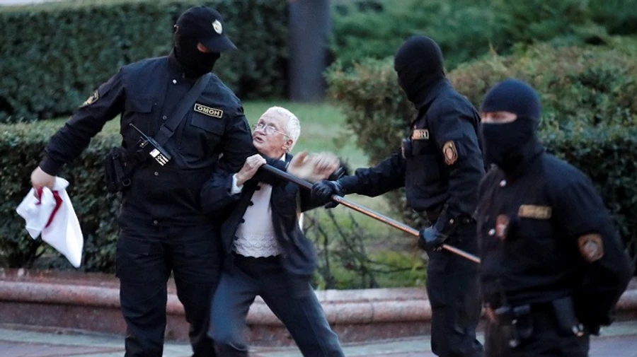 Силовики Лукашенка вломились в квартиру 73-летней известной пенсионерки