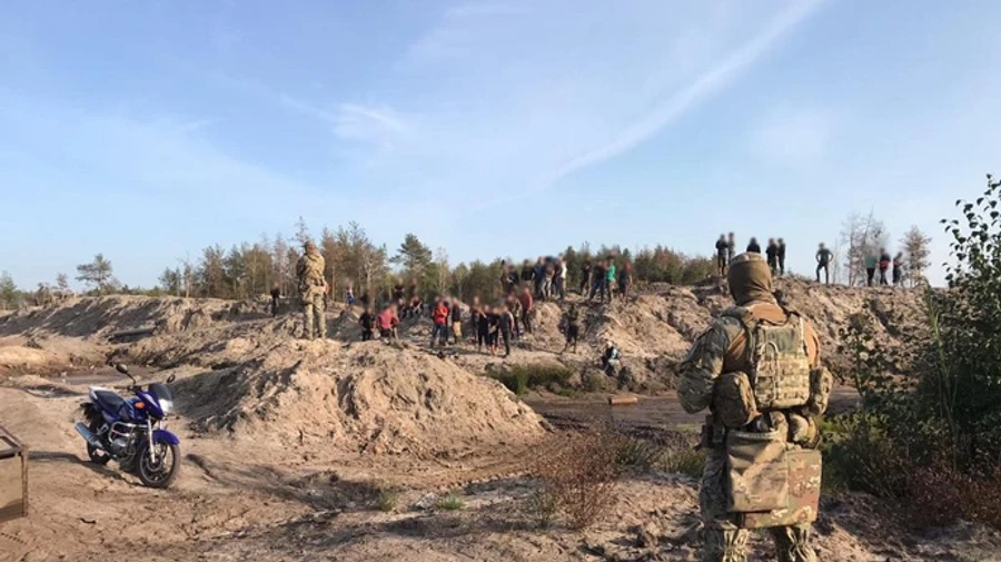 СБУ влаштувала облаву на бурштинокопачів