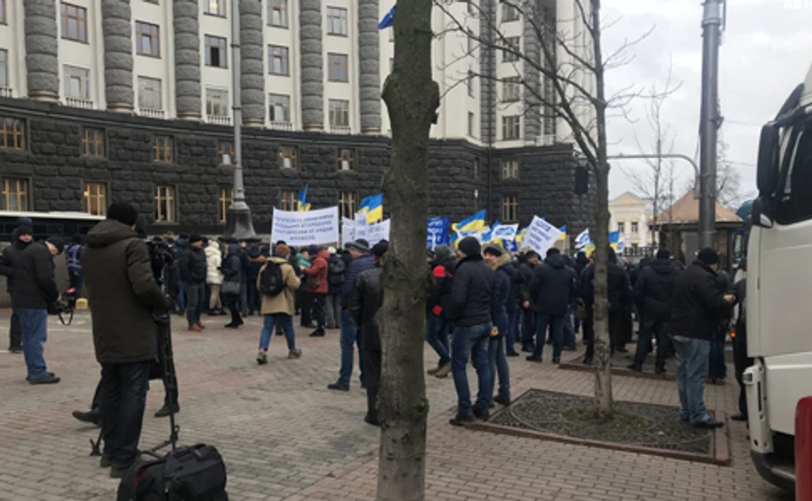 Під Кабміном мітингують перевізники, вимагають відставки глави МІУ