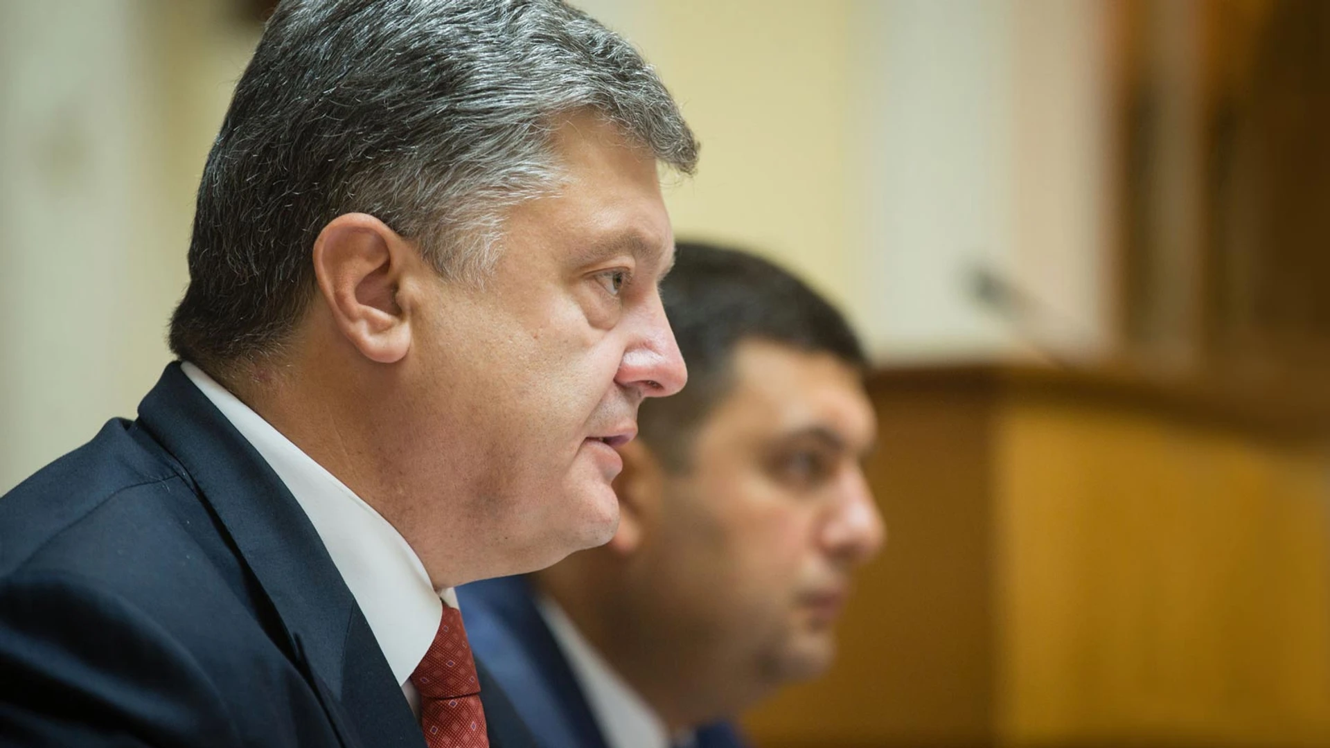 На скользком пути: Порошенко и Гройсман стали говорить гораздо меньше правды