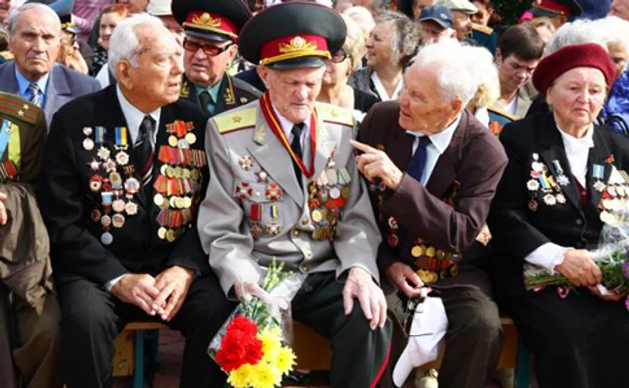 Гройсман доручив знайти ветеранам по 400 грн і готувати скасування податку на пенсії