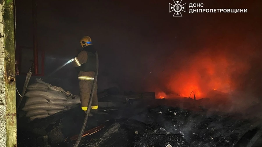 Росіяни поцілили по підприємству у Дніпрі – вирують пожежі
