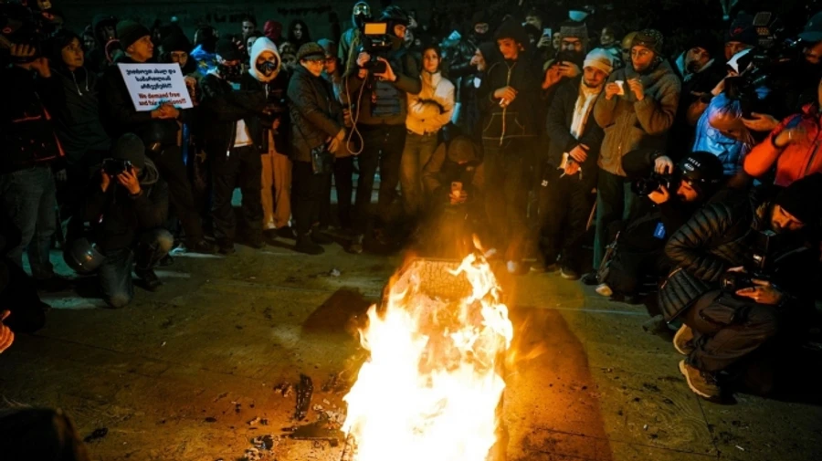 У Грузії мітингарі спалили символічну труну із зображенням засновника Грузинської мрії – ЗМІ
