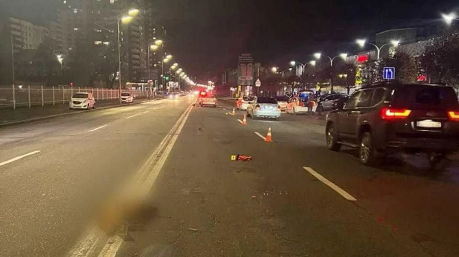 В Киеве водитель сбил патрульного и скрылся с места аварии