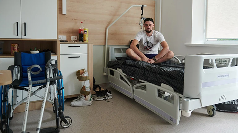 Осколок влучив в спину та зачепив спинний мозок: історія важкопораненого бійця з Азовсталі