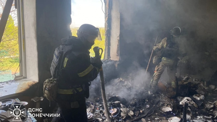 Россияне били по Донецкой области: 5 раненых, горели дома, храм и предприятия