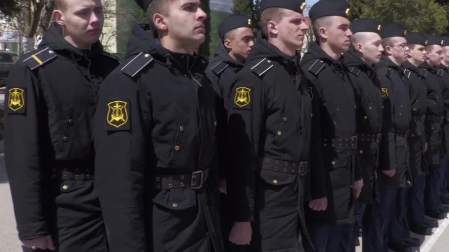 РФ показала групу юнаків у формі, кажуть – це екіпаж крейсера Москва