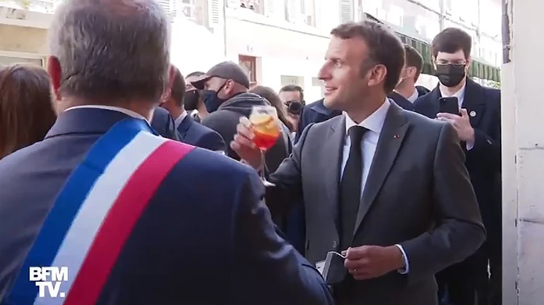 Макрон під український тост відсвяткував відкриття терас ресторанів