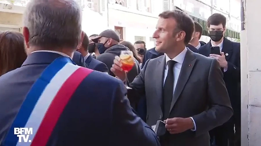 Макрон под украинский тост отпраздновал открытие террас ресторанов