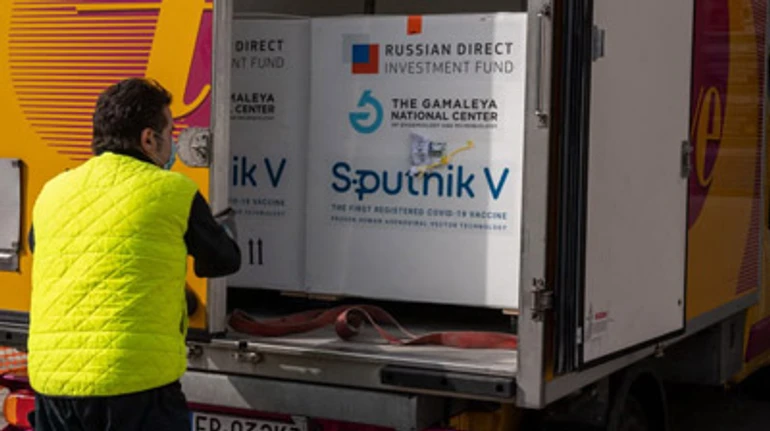 Спутнік по-італійськи: як російську вакцину готують до виробництва у ЄС