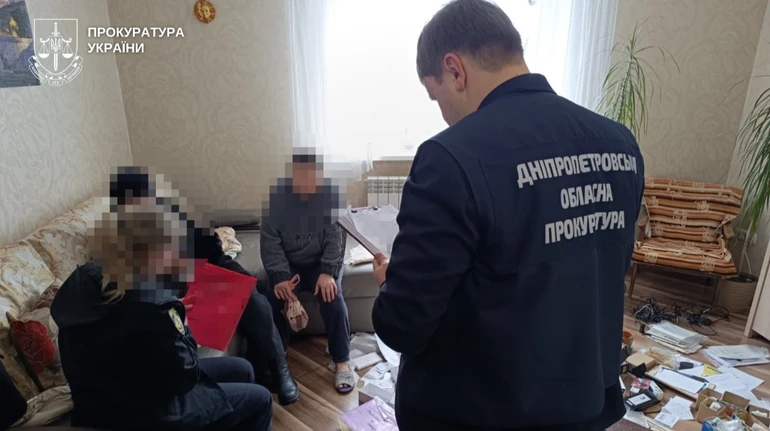 Били, садили на ланцюг, карали голодом: у Дніпрі батьків-вихователів підозрюють у катуванні 6 дітей
