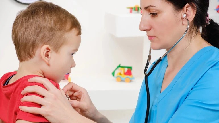 В Киеве врач отказалась обслуживать ребенка на украинском: медучреждение отреагировало