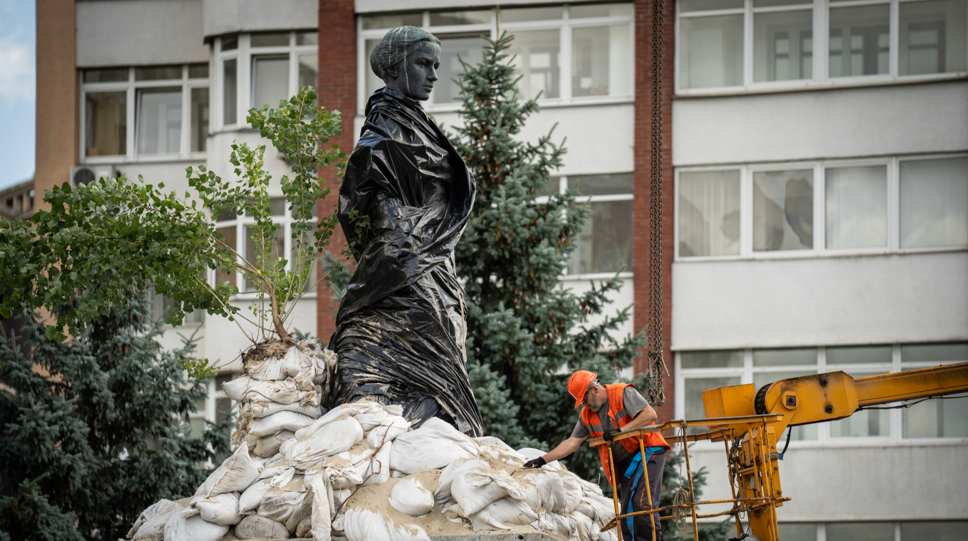 У столиці демонтують захисні конструкції біля пам'ятника Лесі Українці – у КМДА пояснили чому
