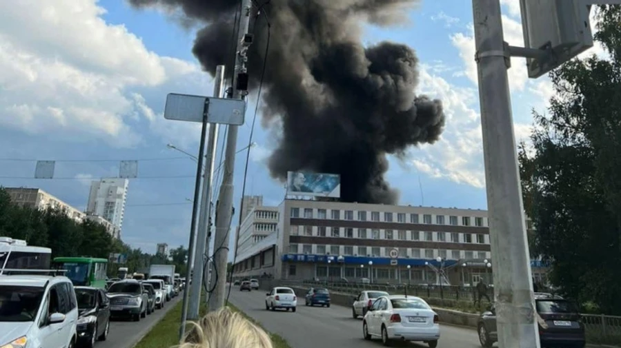 В російському Єкатеринбурзі масштабна пожежа на підприємстві, що виробляє електроніку для ракет