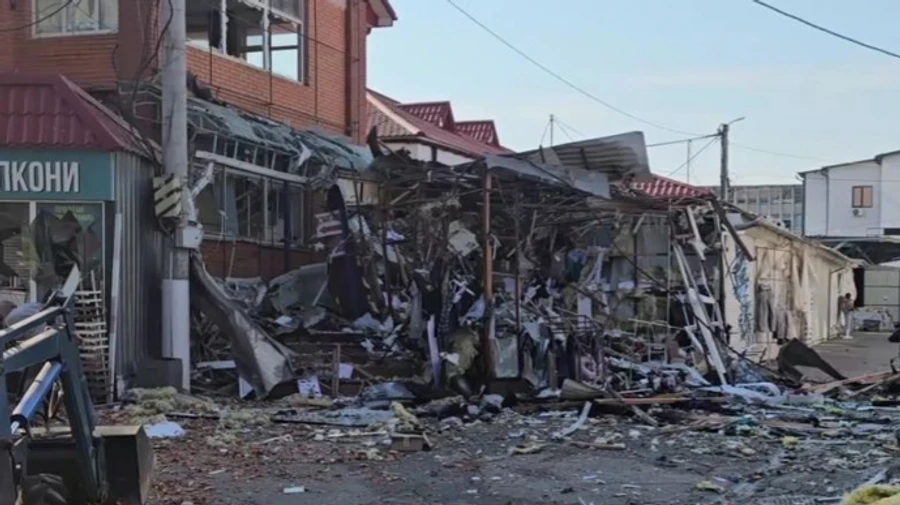 Росіяни зранку вдарили по ринку і бізнес-центру в Херсоні, є руйнування – ОВА