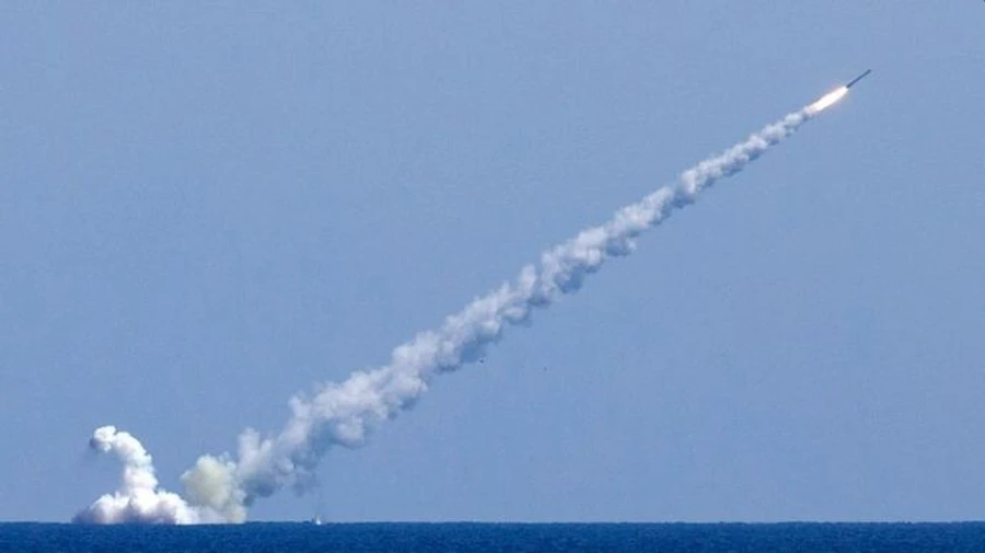 Ворожі ракети атакують Суми – одну збили