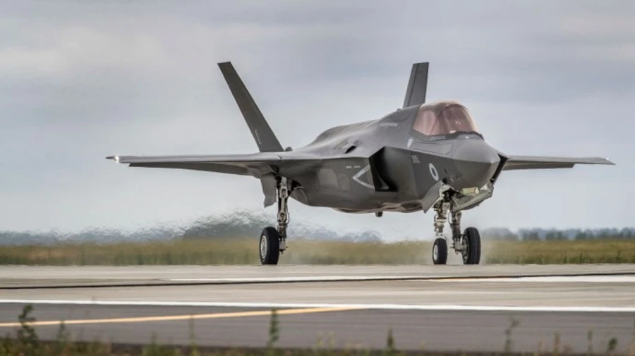 З'явилося відео падіння британського винищувача з борту авіаносця