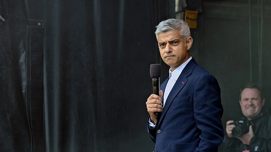 Мэр Лондона призвал правительство Британии сделать обязательными маски в транспорте