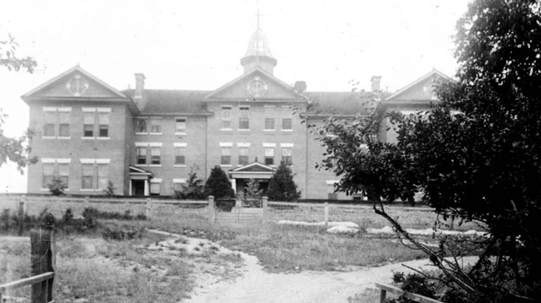 В Канаде обнаружили 160 безымянных могил у школы-интерната