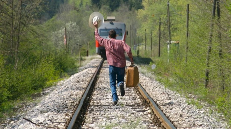 Во Львове поезд забыл на вокзале пассажиров: поехали только чемоданы