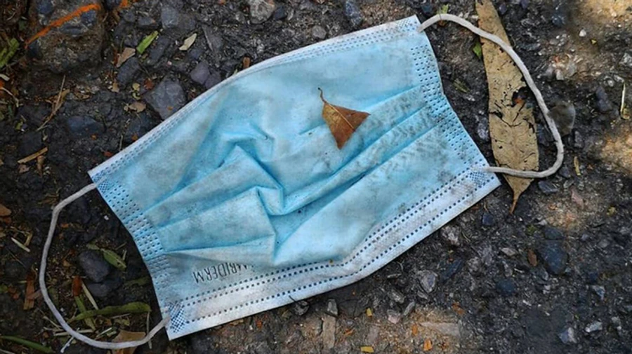 На Печерську п’яний чоловік без маски почав стріляти, бо вивели з аптеки