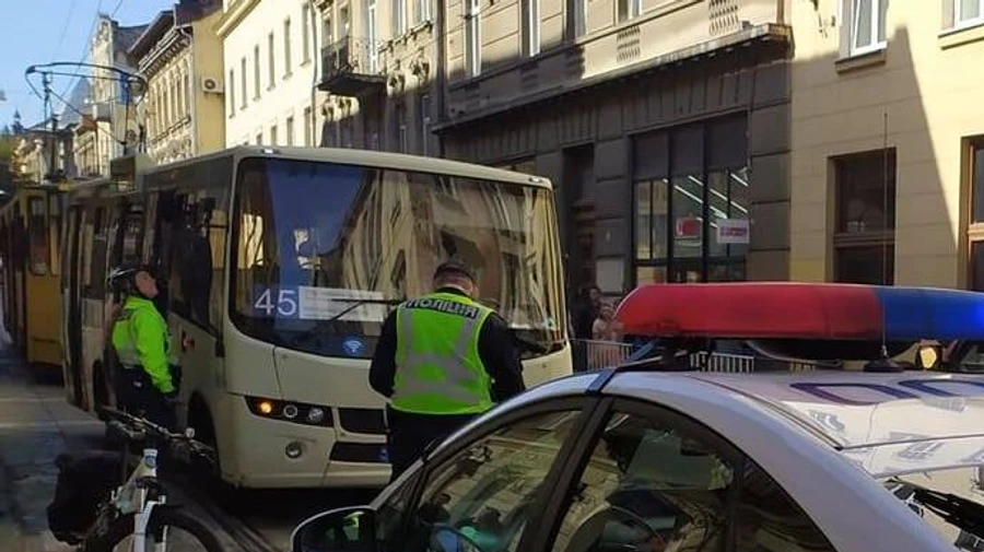 У Львові маршрутка зачепила на переході дівчину Холодницького