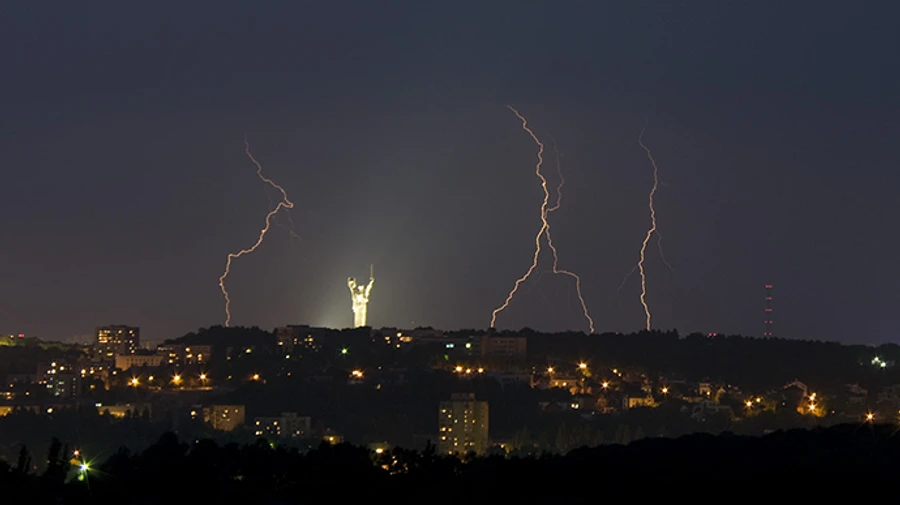 На Киевщине ночью и утром гроза, град и шквалы