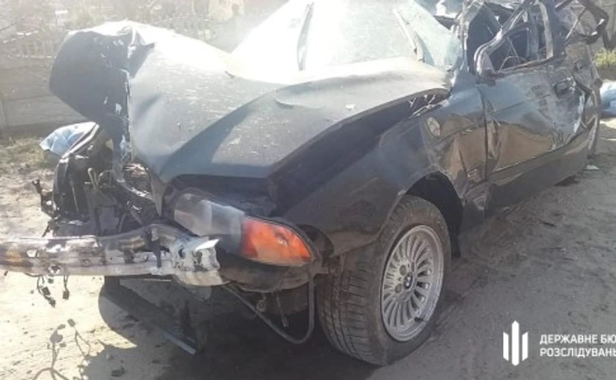 BMW з поліцейськими врізалось у дерево: двоє загиблих, один у лікарні