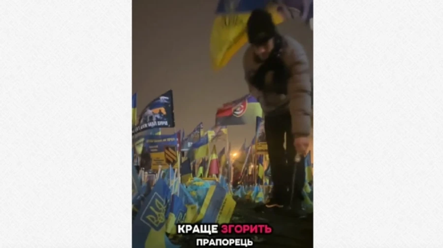 Полиция ищет молодого человека, пытавшегося поджечь на Майдане в Киеве флажки в честь погибших