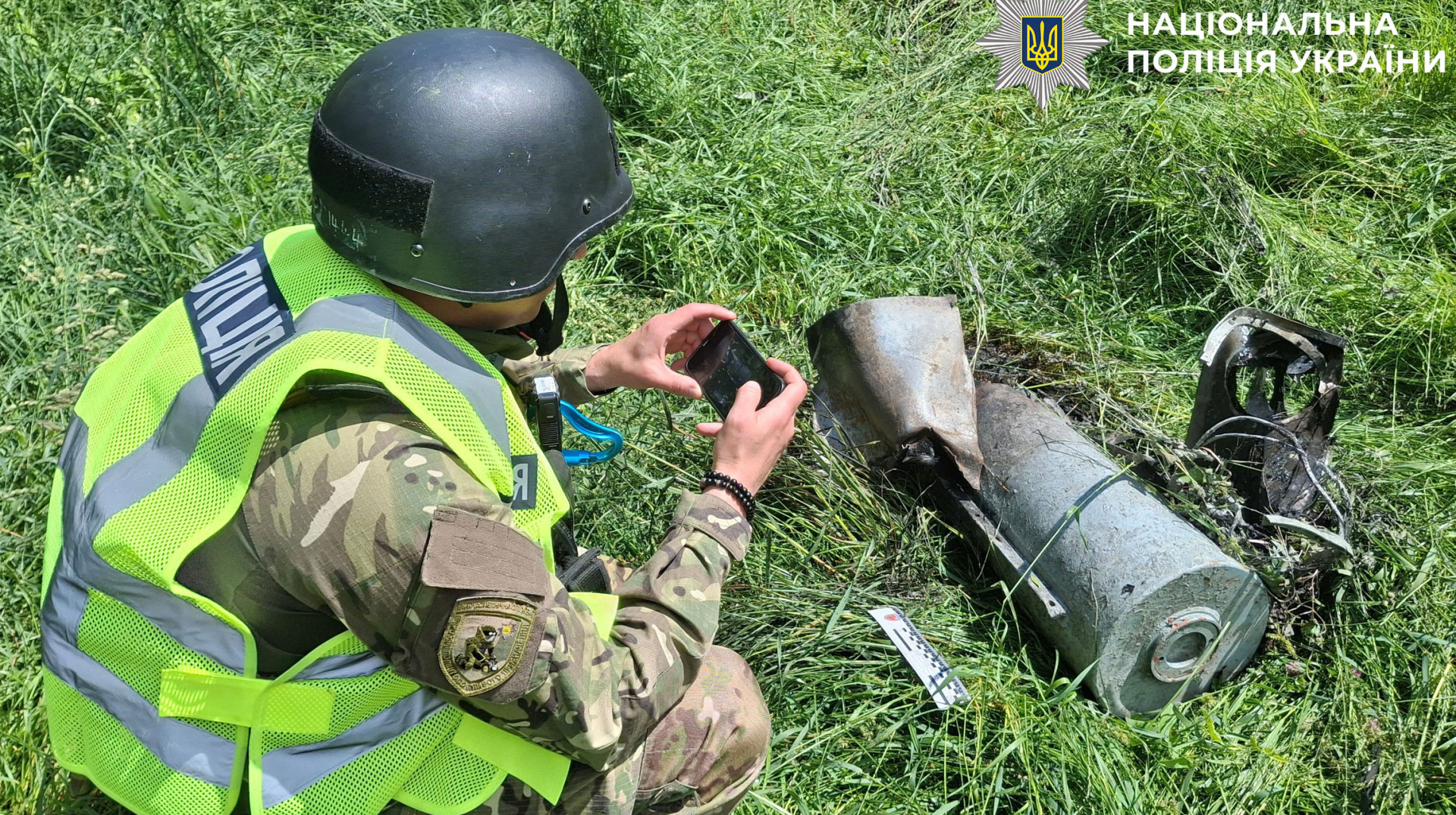 Поліцейські вилучили бойову частину російського дрона поблизу проїжджої частини в Києві Поліцейські вилучили бойову частину російського дрона поблизу проїжджої частини в Києві