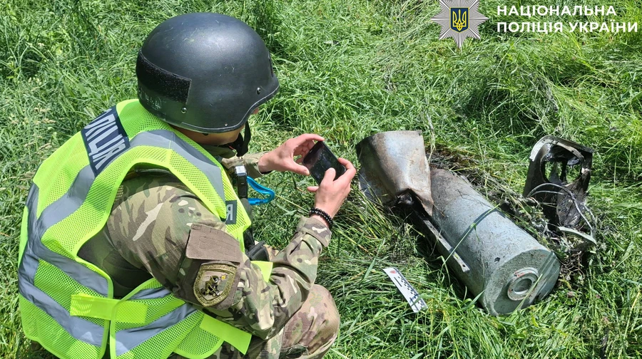 Полицейские изъяли неразорвавшуюся боевую часть дрона РФ вблизи проезжей части в Киеве