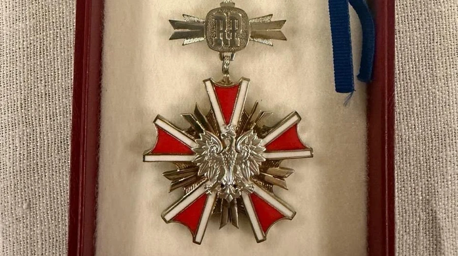 Former Ukrainian prime minister also returns Polish state award