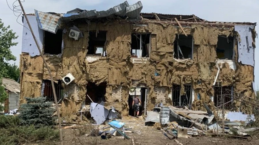Россия ударила по селу Комар Донецкой области и попала в сельсовет: 1 погибшая, 14 раненых