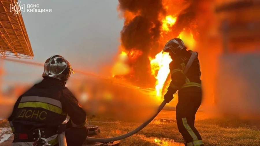 Из-за атаки российских дронов в Киевской области загорелся промышленный объект