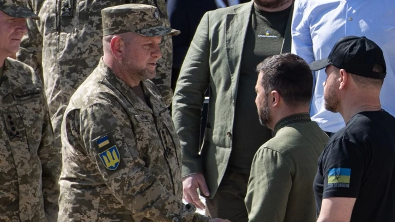 Зеленський офіційно звільнив Залужного з військової служби і призначив послом в Британію