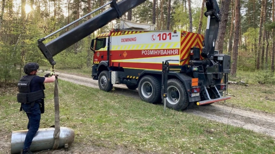 Bomb disposal experts retrieve warhead of Russian missile in Kyiv Oblast