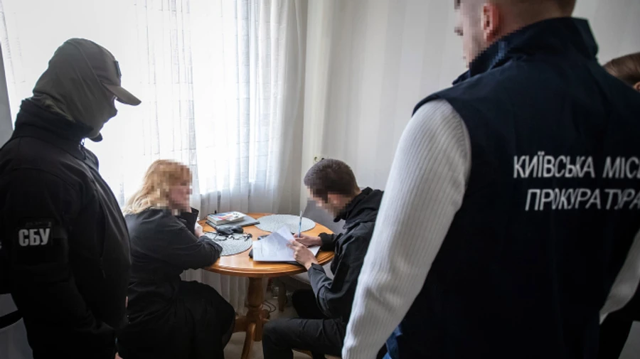 У Києві викрили чиновницю, яка під час війни готувала виступи Азарова для росТБ