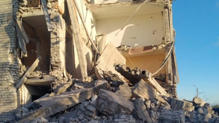 Донетчина: в Часовом Яру один человек остается под завалами общежития 