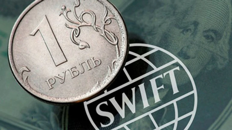 Відключення РФ від SWIFT: скільки заплатять росіяни за вторгнення в Україну