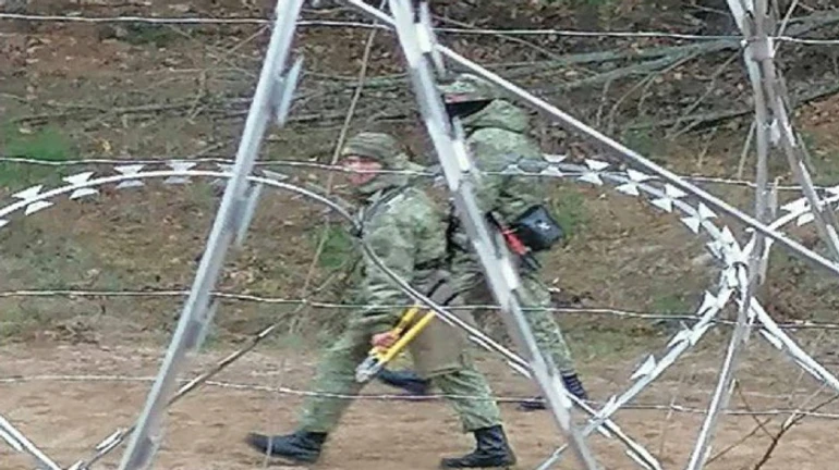 В Польше показали белорусских пограничников с инструментом для резки металлического забора