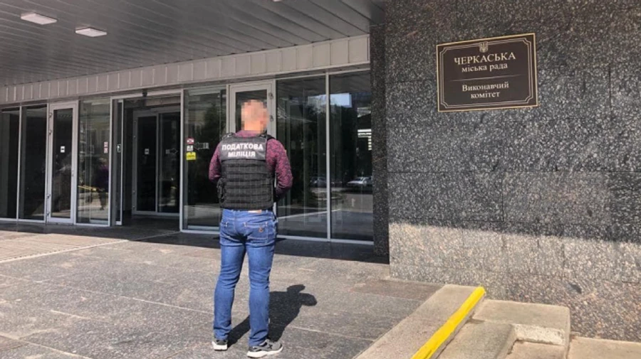 Фіскали проводять обшуки в Черкаській міськраді