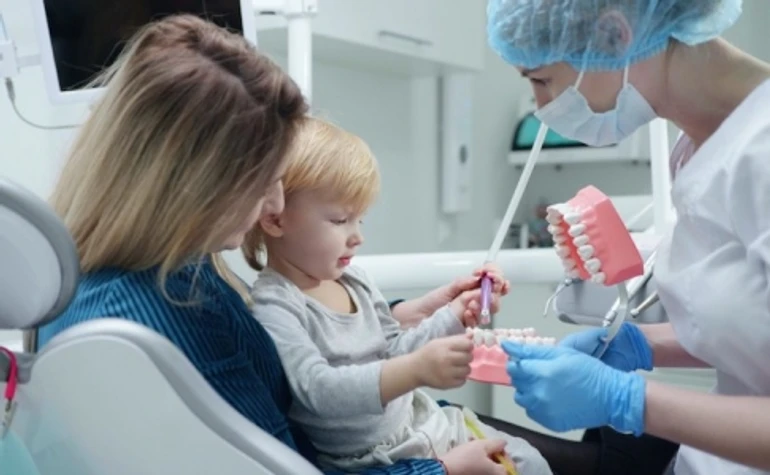 Стоматолог для дитини: якими мають бути візит до зубного лікаря та догляд молочних зубів?