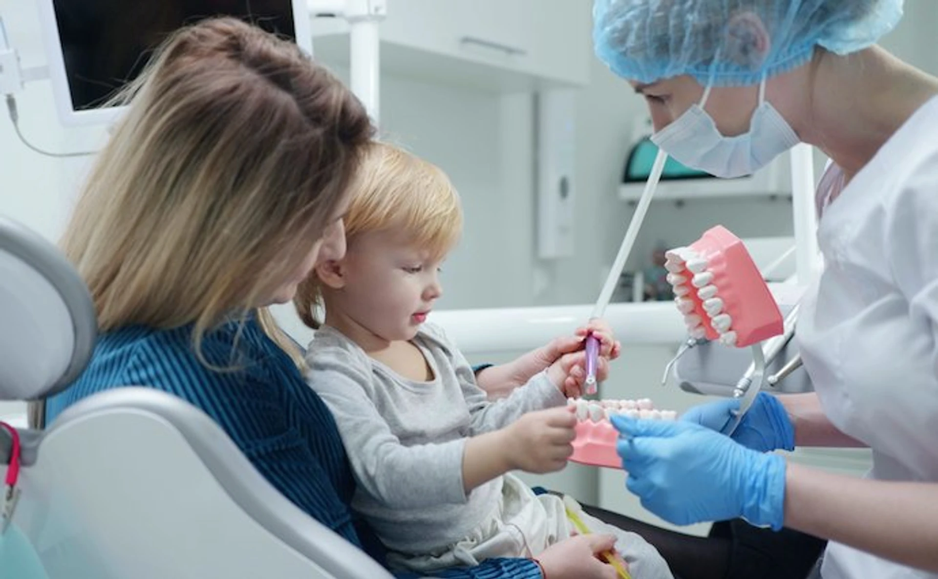 Стоматолог для ребенка: какими должны быть визит к зубному врачу и уход за молочными зубами?