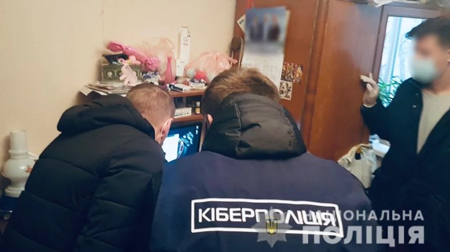 Полиция: Задержали мужчину, который насиловал девочку и снимал порно с ней