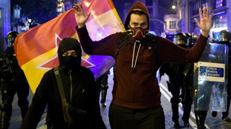 В защиту короля: почему приговор рэперу дал старт массовым протестам в Испании