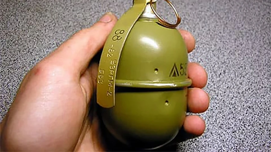 У Дніпрі чоловік кинув гранату в бік будинку: двоє поранених