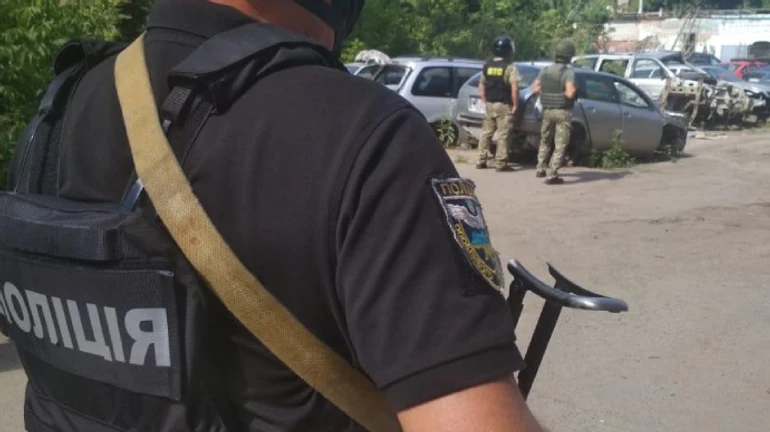 Викрадач авто погрожує підірвати гранату: спецоперація в Полтаві
