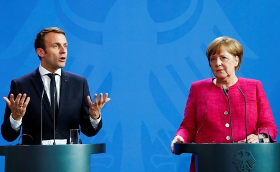 Меркель и Макрон призвали Порошенко и Путина обеспечить перемирие