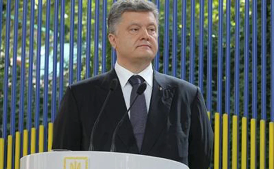 Порошенко показав свої статки за годину до дедлайну